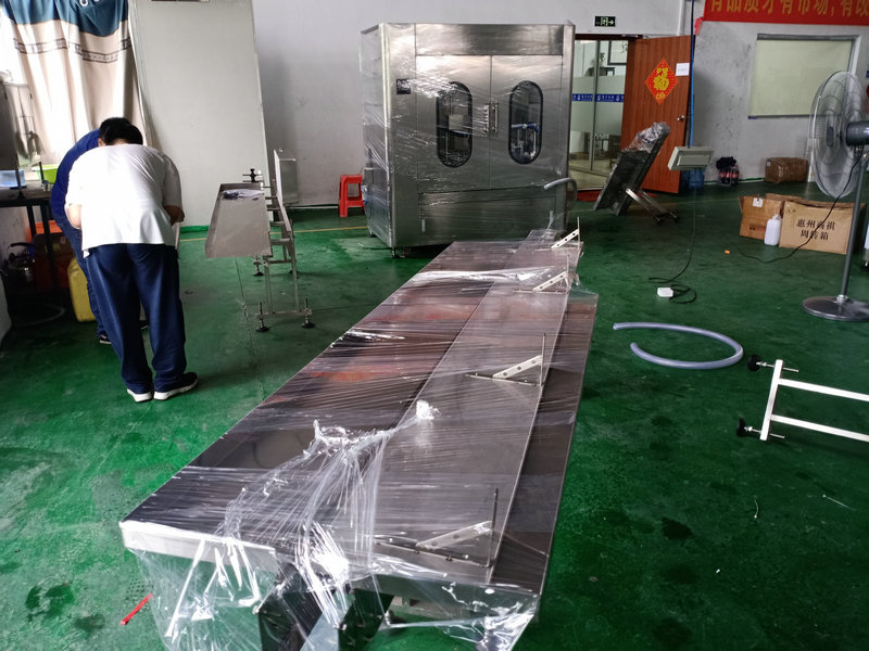 自動液體灌裝機與市場同步走，滿足快捷式出產(chǎn)